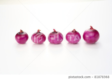 Clean purple onions, red onions, early red, and red onions on a white background 81878368