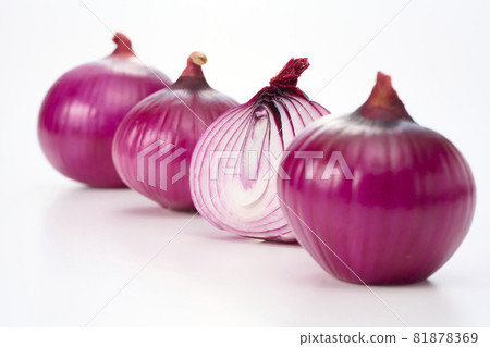 Clean purple onions, red onions, early red, and red onions on a white background 81878369