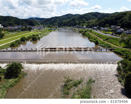 大雨過後的島根縣雲南市比日川河堤附近的一排櫻花樹下的潛水橋根井橋，鳥瞰 81878406
