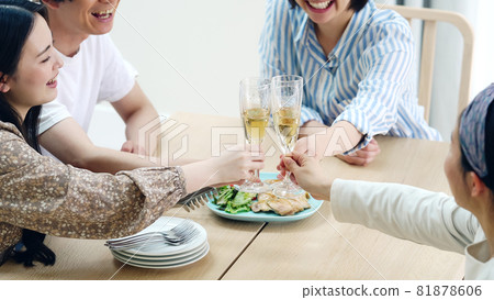 敬酒家庭聚會的人們 敬酒家庭聚會的人們 81878606