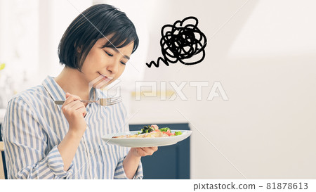 一個在看食物時遇到麻煩的女人 一個在看食物時遇到麻煩的女人 81878613