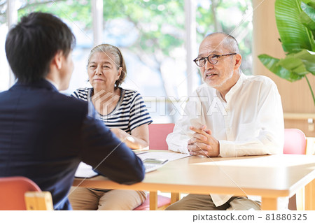 為老年夫婦提供繼承建議的專業人士 81880325