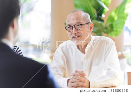 向專業人士諮詢遺產繼承事宜的長者 81880328