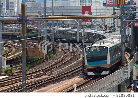 上野站附近的山手線 E235 系列和京濱東北線 E233 系列 81880881