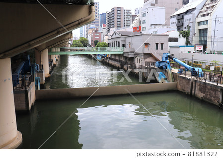 Higashi Yokobori River Water Gate (Chuo-ku, Osaka) 81881322