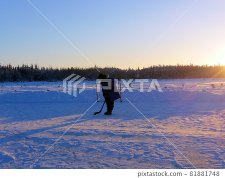 在結冰的湖面上打冰球_黃刀 81881748