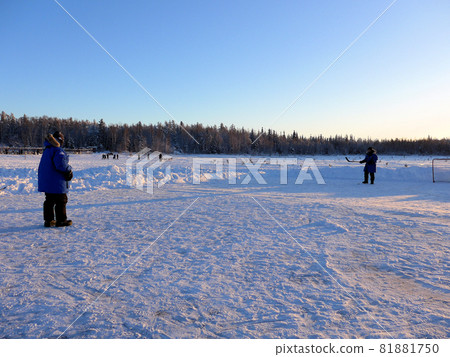 Ice hockey on a frozen lake_Yellowknife 81881750
