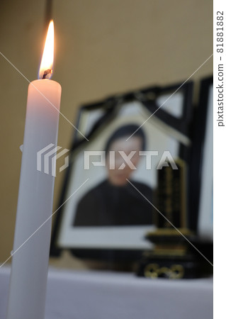蠟燭火焰、死者和太平間平板電腦 蠟燭火焰、死者和太平間平板電腦 81881882