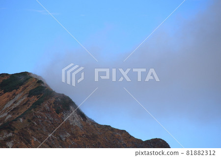 山水、登山、立山山脈、山與雲 81882312