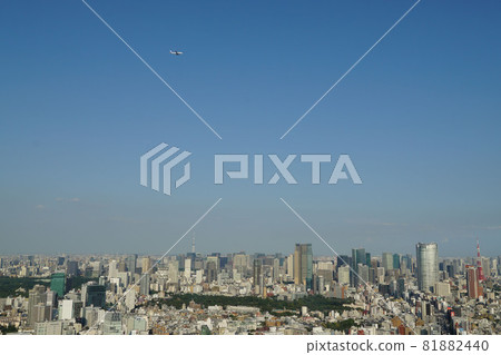 飛往羽田的飛機飛越東京 81882440