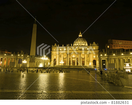 Vatican St. Peter's Basilica night view / St. Peter's Basilica, Vatican Vatican St. Peter's Basilica night view / St. Peter's Basilica, Vatican 81882631
