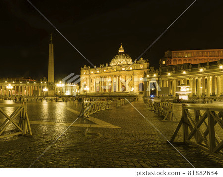 Vatican St. Peter's Basilica night view / St. Peter's Basilica, Vatican Vatican St. Peter's Basilica night view / St. Peter's Basilica, Vatican 81882634