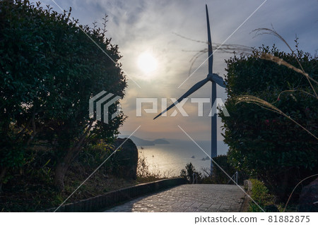 雲霧繚繞的太陽和風力渦輪機(山口縣熊毛郡上關町) 雲霧繚繞的太陽和風力渦輪機(山口縣熊毛郡上關町) 81882875
