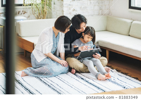 家人與朋友一起享用平板電腦 81883349