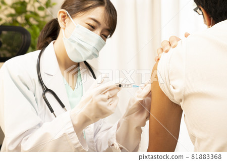 一個微笑著給男人接種疫苗的女醫生 一個微笑著給男人接種疫苗的女醫生 81883368