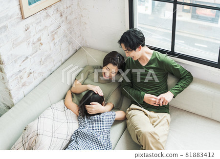 家庭在家裡的客廳裡放鬆 81883412