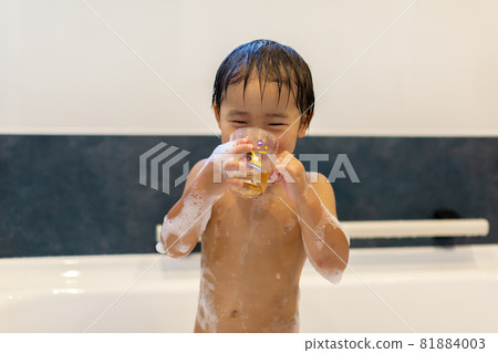 蹣跚學步的洗澡時間在浴缸裡玩耍 81884003