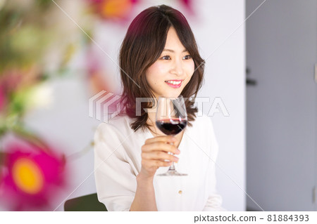 一位女士在餐廳享用葡萄酒 一位女士在餐廳享用葡萄酒 81884393