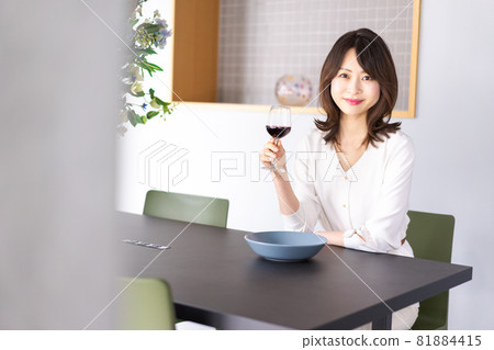一位女士在餐廳享用葡萄酒 一位女士在餐廳享用葡萄酒 81884415