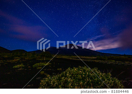 (Shizuoka Prefecture) Mt. Fuji Gotenguchi mountain trail starry sky 81884446
