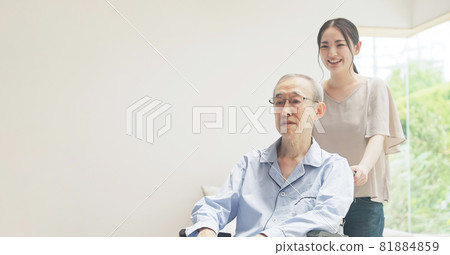 推輪椅的女性年輕看護人 81884859