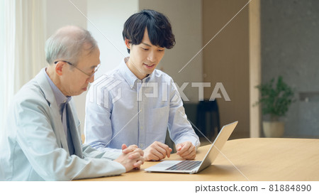 為已學會如何使用 PC 的老年男性開設的高級 PC 教室 81884890