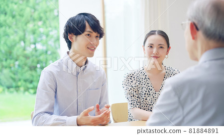 男人和女人與老人交談 81884891