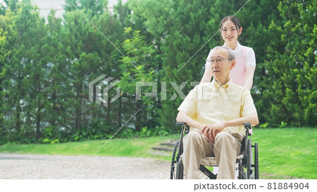 推輪椅的護理員 81884904