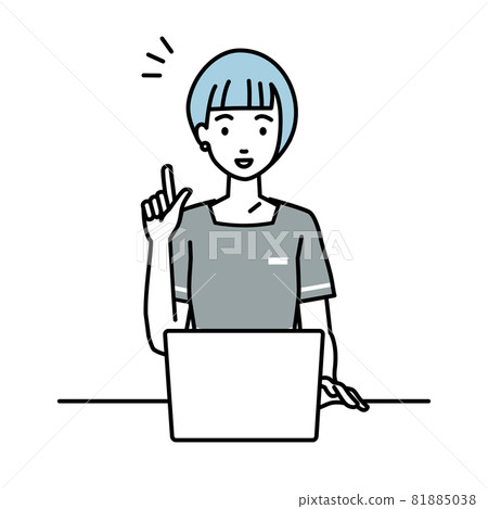 一個坐在辦公桌前，打開電腦，有靈感的女人 81885038