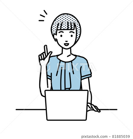 一位辦公室休閒女性坐在辦公桌前，打開電腦，激發靈感 81885039