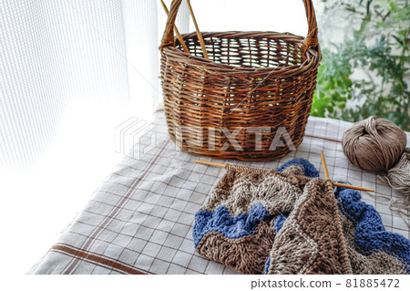 Loose knitting time on the windowsill 81885472