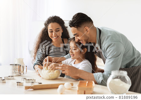 Cheerful father, mother and daughter baking together at home 81889196