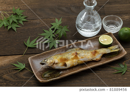 鹽烤香魚和清酒 鹽烤香魚和清酒 81889456