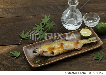 鹽烤香魚和清酒 81889457