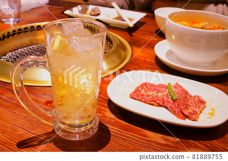 Drink highball while eating yakiniku Drink highball while eating yakiniku 81889755