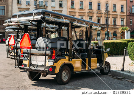 An electric open car for transportation of tourists, coronavirus covid-19 lockdown, empty street in old town. 81889821