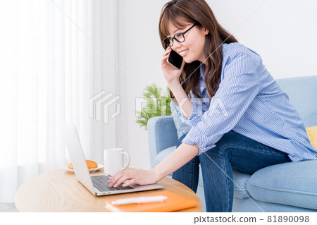 在家遠程辦公時打電話確認工作問題的女性 81890098