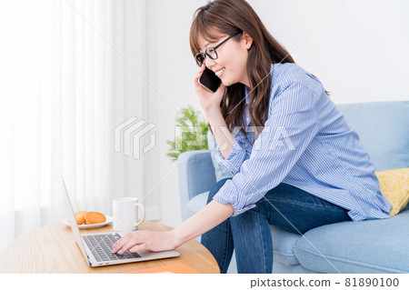 在家遠程辦公時打電話確認工作問題的女性 81890100