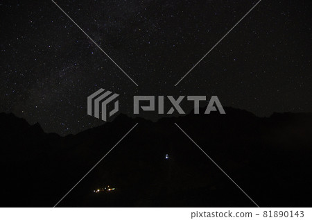Star view of Hotaka hut of Karasawa Cirque on the route of Mt. Oku Hotaka in the summer of 100 famous mountains in Japan in the Japanese Alps in Matsumoto City, Nagano Prefecture Star view of Hotaka hut of Karasawa Cirque on the route of Mt. Oku Hotaka in the summer of 100 famous mountains in Japan in the Japanese Alps in Matsumoto City, Nagano Prefecture 81890143