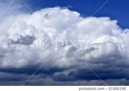 Blue and white cumulus clouds before a thunderstorm Blue and white cumulus clouds before a thunderstorm 81890190
