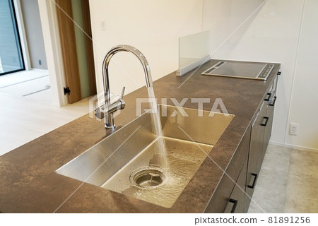 Fully open the faucet in the kitchen Fully open the faucet in the kitchen 81891256