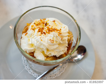 Dessert Banoffi of cookies with bananas and cream 81892897