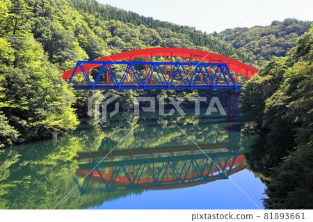 荒川峽風光金丸大橋和米坂線鐵道橋 81893661