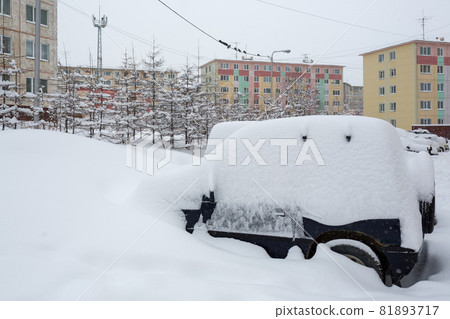 Cars covered with snow after a snowfall 81893717