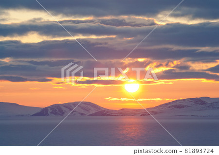 Midnight sun in spring in the Arctic Midnight sun in spring in the Arctic 81893724