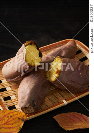 Roasted sweet potato split in half (Red Azuma) 81893827