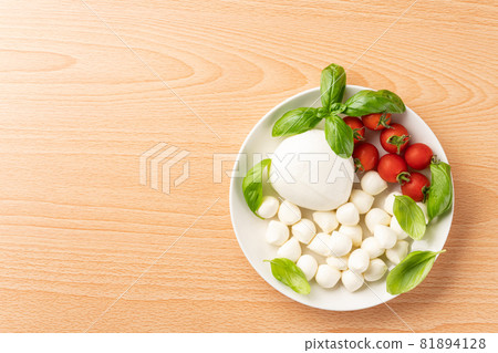Mozzarella cheese 81894128