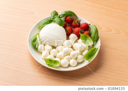 Mozzarella cheese 81894135