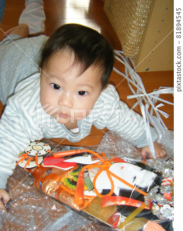 6個月大的寶寶 81894545