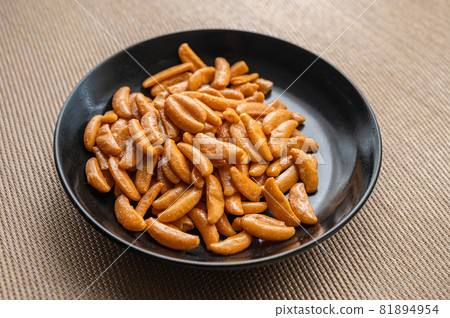Persimmon seeds in a bowl 81894954